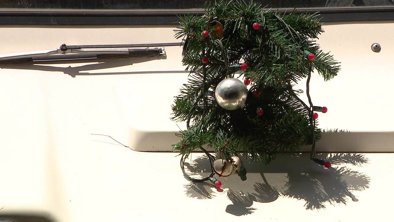 'Christmas in July': Phoenix Zoo crews get ready for ZooLights