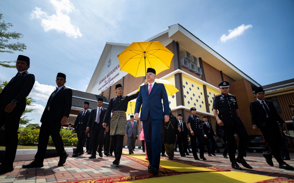 Perak Sultan opens Manjung Municipal Council’s new Merdeka Hall