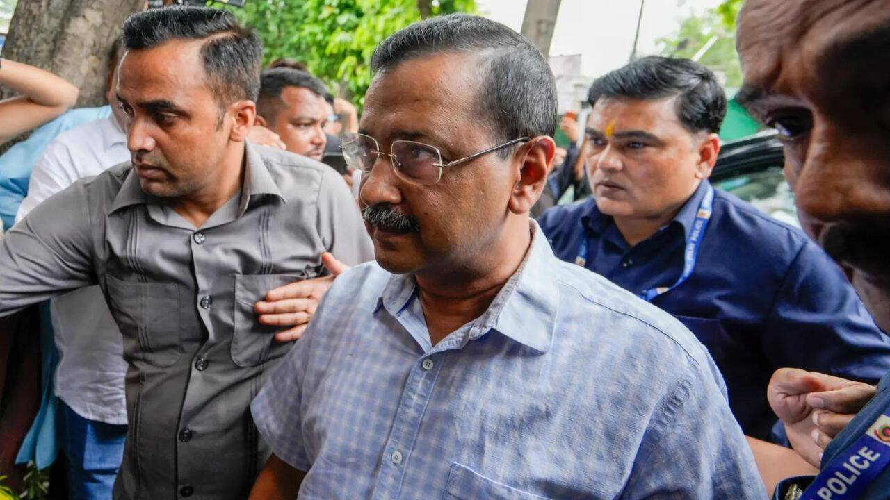 AAP protest: Kejriwal, Sisodia stage sit-in after march to PM Modi's residence stopped