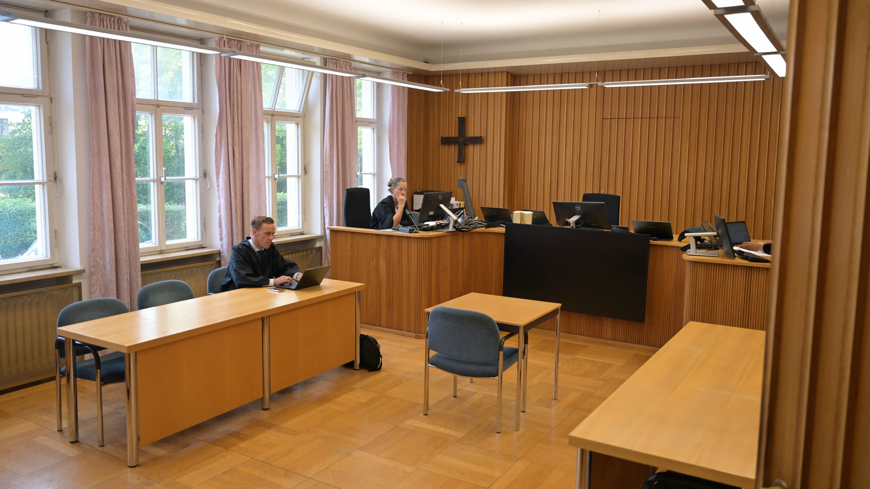 Kamera installiert: Bürgermeister spioniert Sekretärin aus – 7200 Euro Strafe