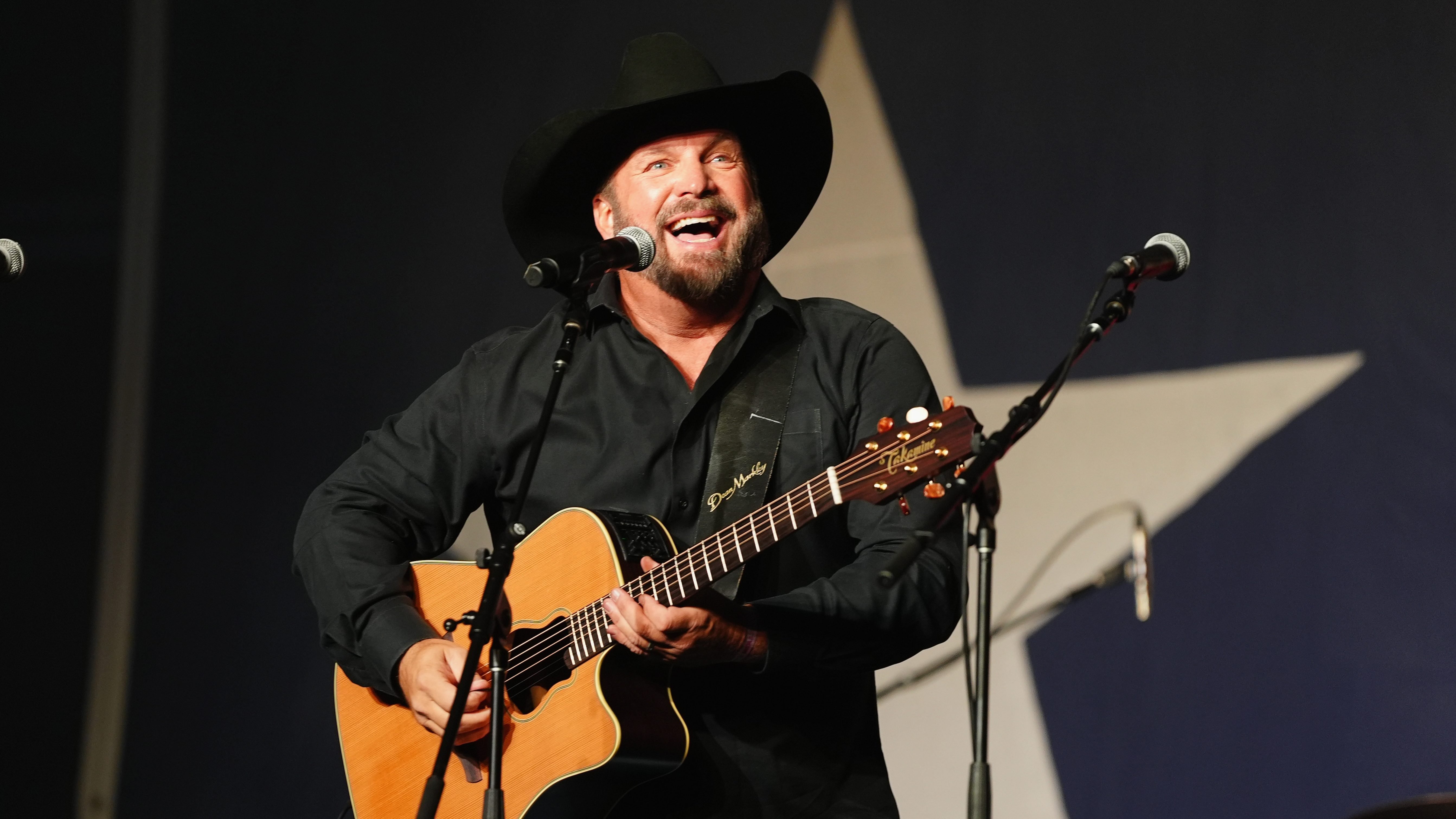Garth Brooks bringing ‘Blame it All On My Roots' tour to Chicago area