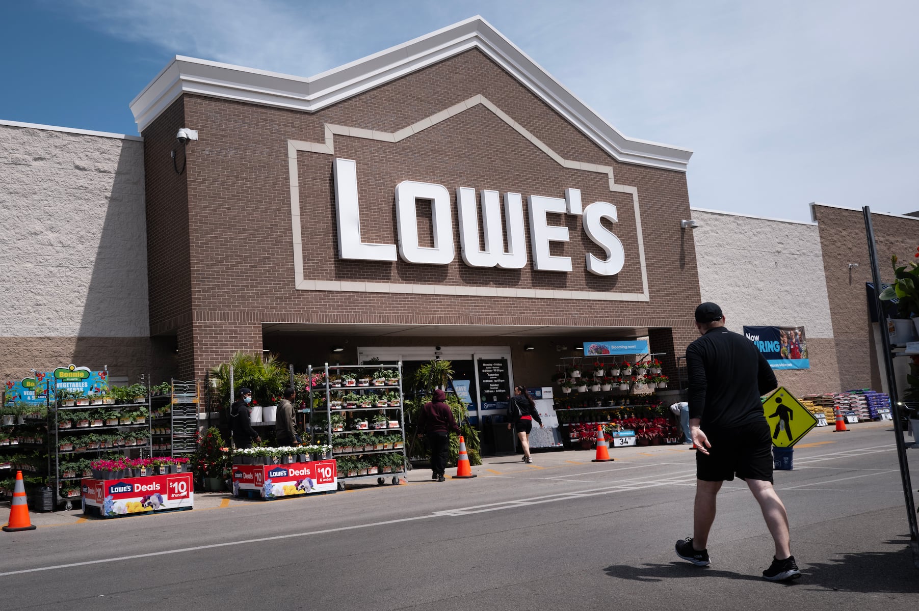 Lowe’s sold defective tools without customer disclosure, lawsuit claims