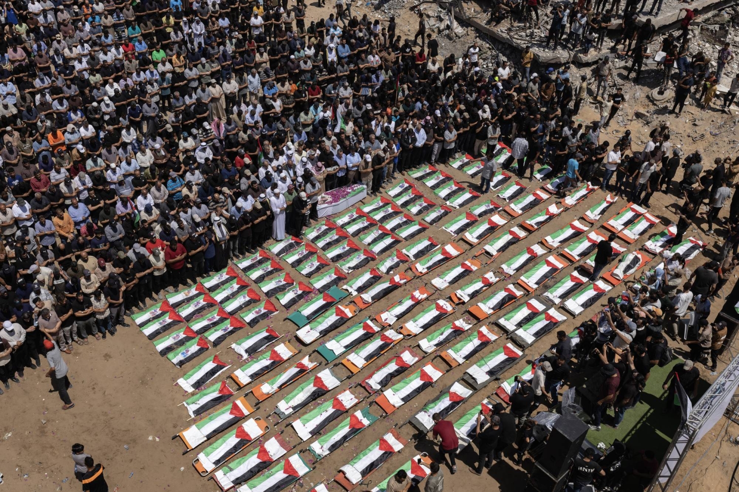Gazans bury nearly an entire clan found in rubble in mass funeral for 112