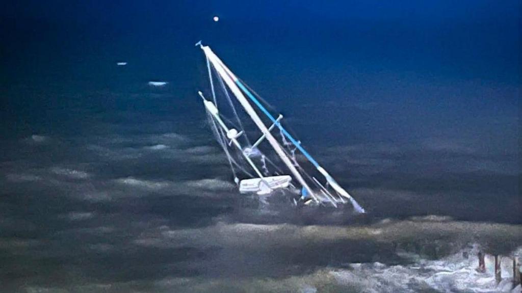Boat run aground on rocks sinks overnight