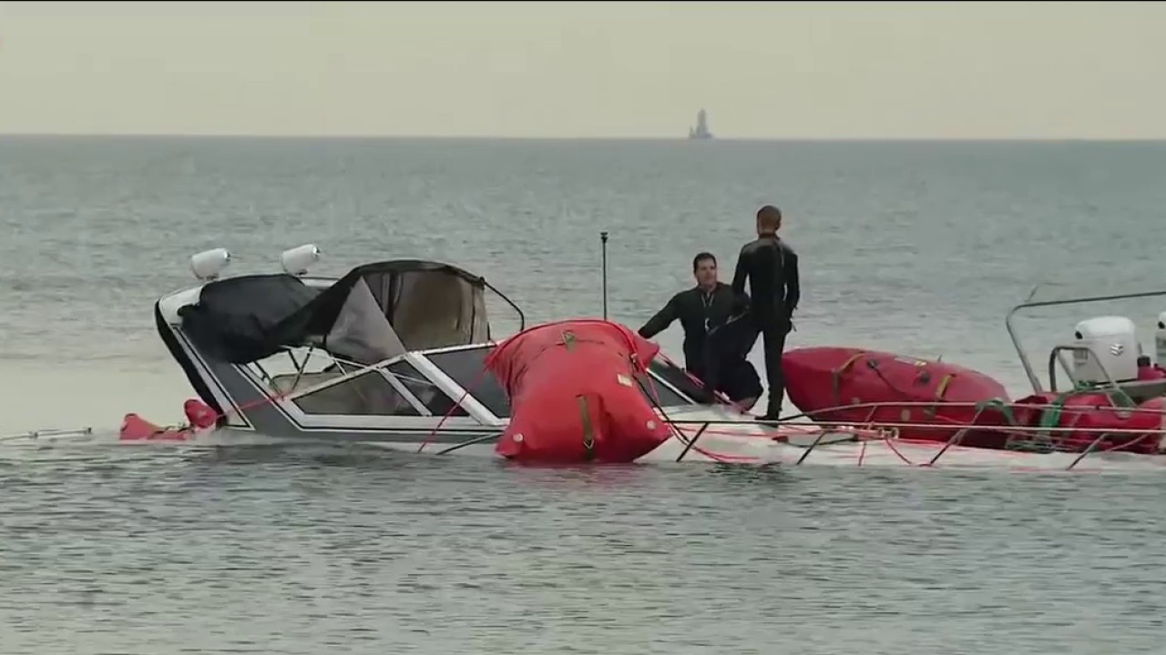 Crews recover sunken boat from Lake Michigan in Chicago