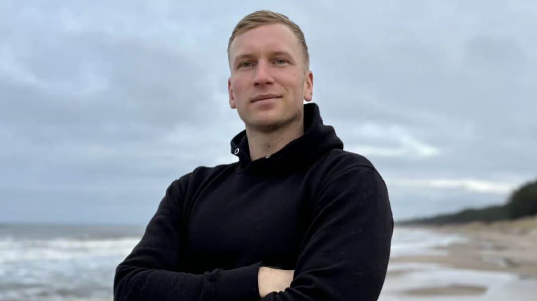 Man breaks record by swimming for 55-hours straight with no sleep across the sea