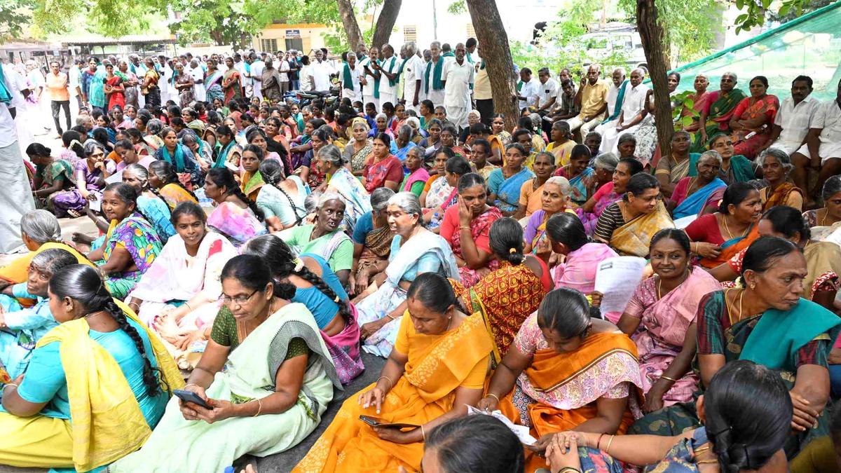 LBP, Kalingarayan farmers continue sit-in at Erode Collectorate seeking water release