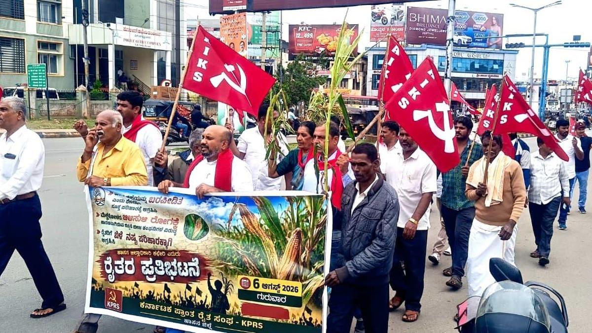 Farmers stage protest in Hassan urging the govt. to declare the district drought-hit