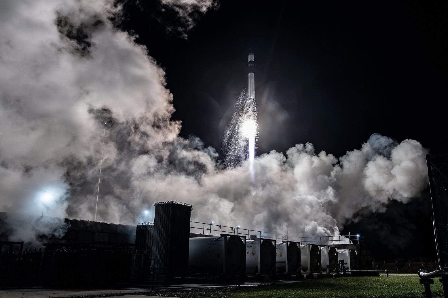 SpaceX Climbs 3% as Lockup Expiration Fails to Trigger a Selloff; AST SpaceMobile and Rocket Lab Rise 5%