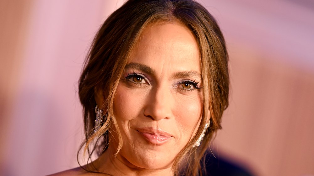 Jennifer Lopez Is Still Wearing This Luxe Flip-Flops Style — Only $29