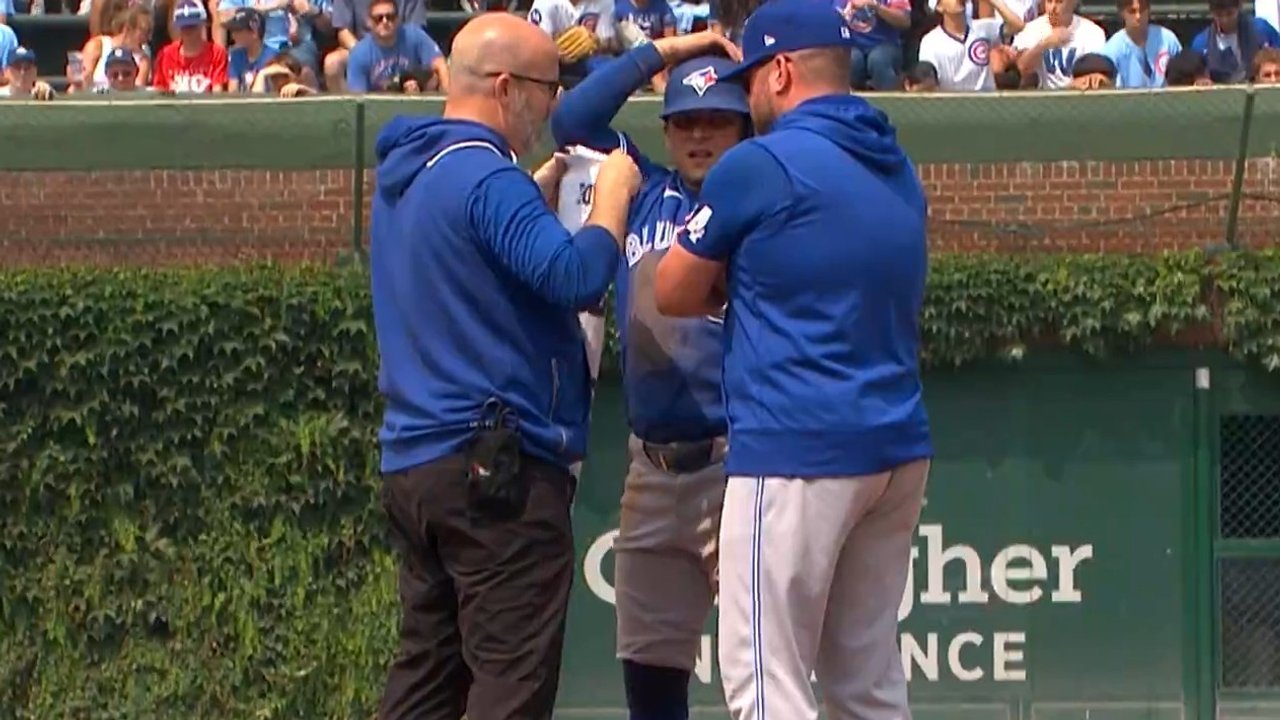 Blue Jays’ Urias suffers apparent leg injury while running the bases