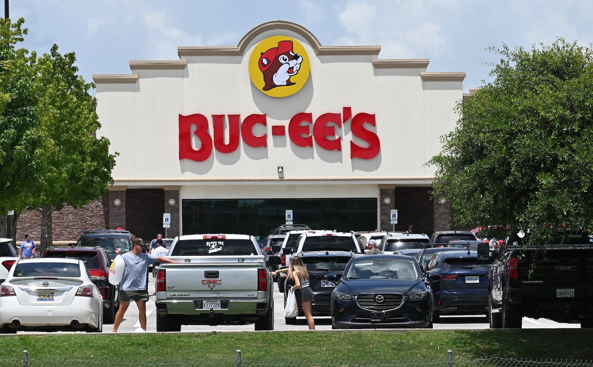 Mike DeWine takes aim at Buc-ee’s over lawsuit against Ohio convenience store