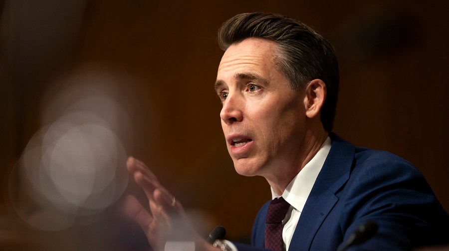 Hawley bill to ban US Postal Service leader bonuses advances in Senate