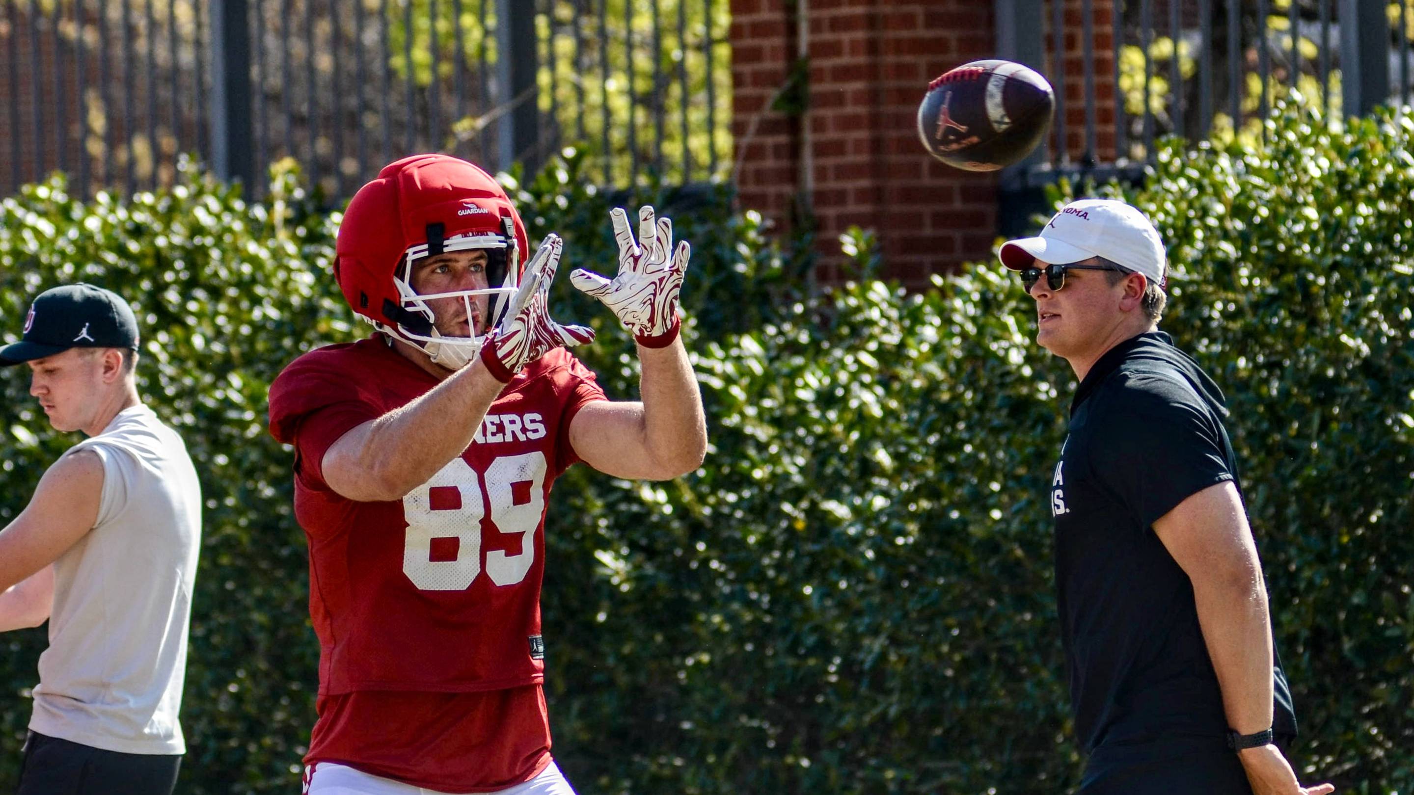 How 'Brotherhood' in Oklahoma's Tight End Room Helped Position Group Improve