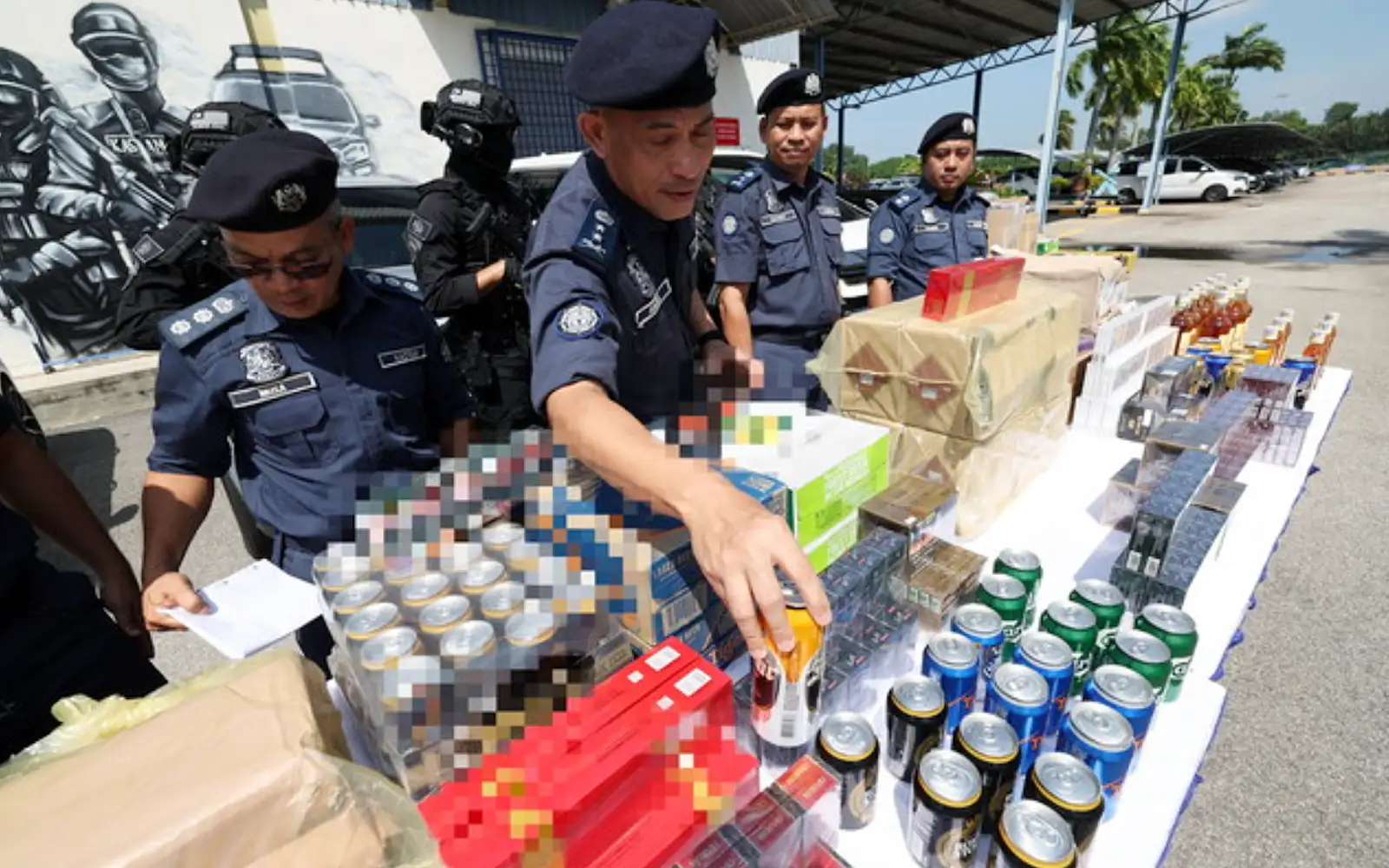 Rokok, arak seludup hampir RM700,000 disita
