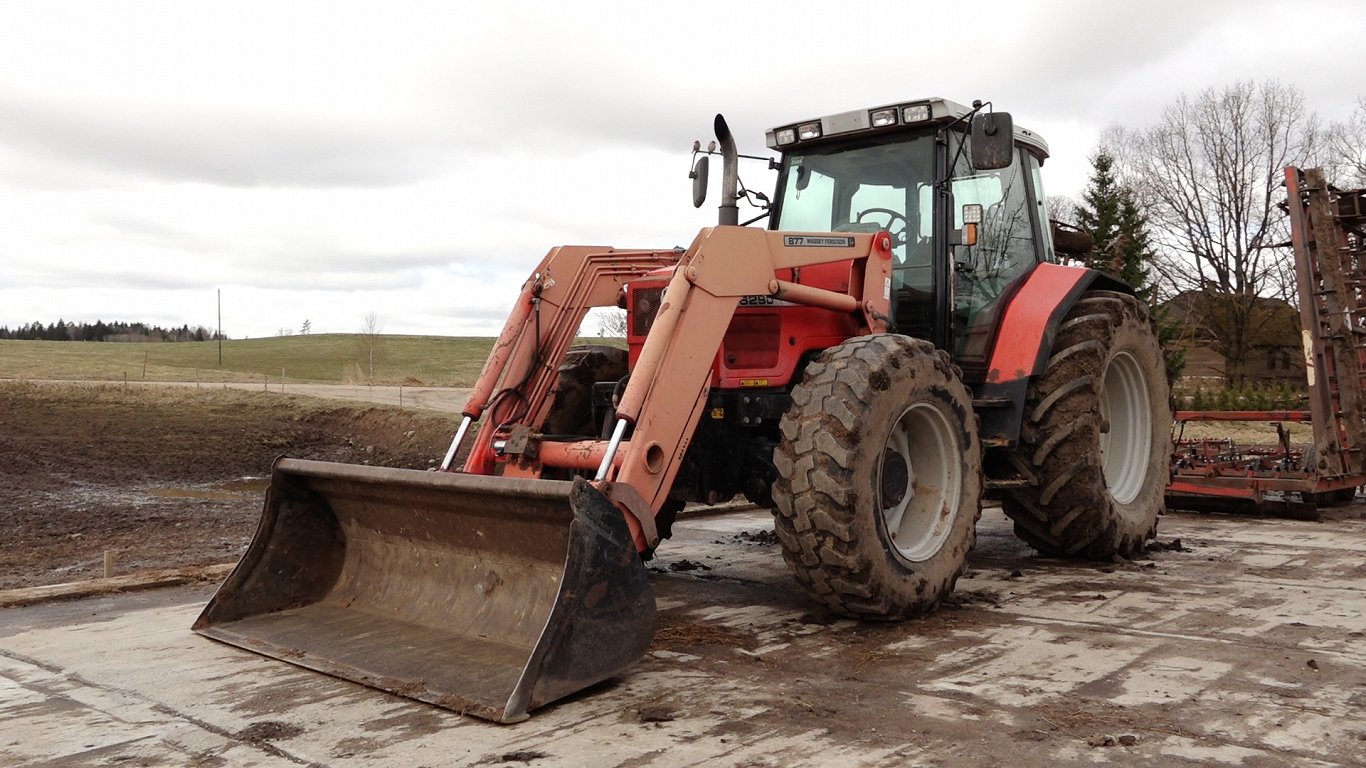 Beware of heavy machinery during harvest in Latvia