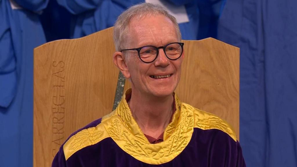 Emyr Lewis yn ennill Cadair Eisteddfod y Garreg Las
