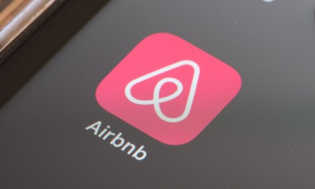 Airbnb Says AI Is Driving Faster Growth, Higher Bookings and Better Margins