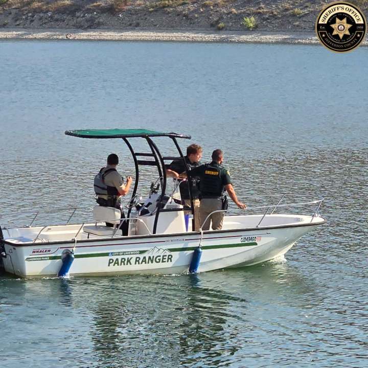 Juvenile suspects lead deputies on paddleboard chase