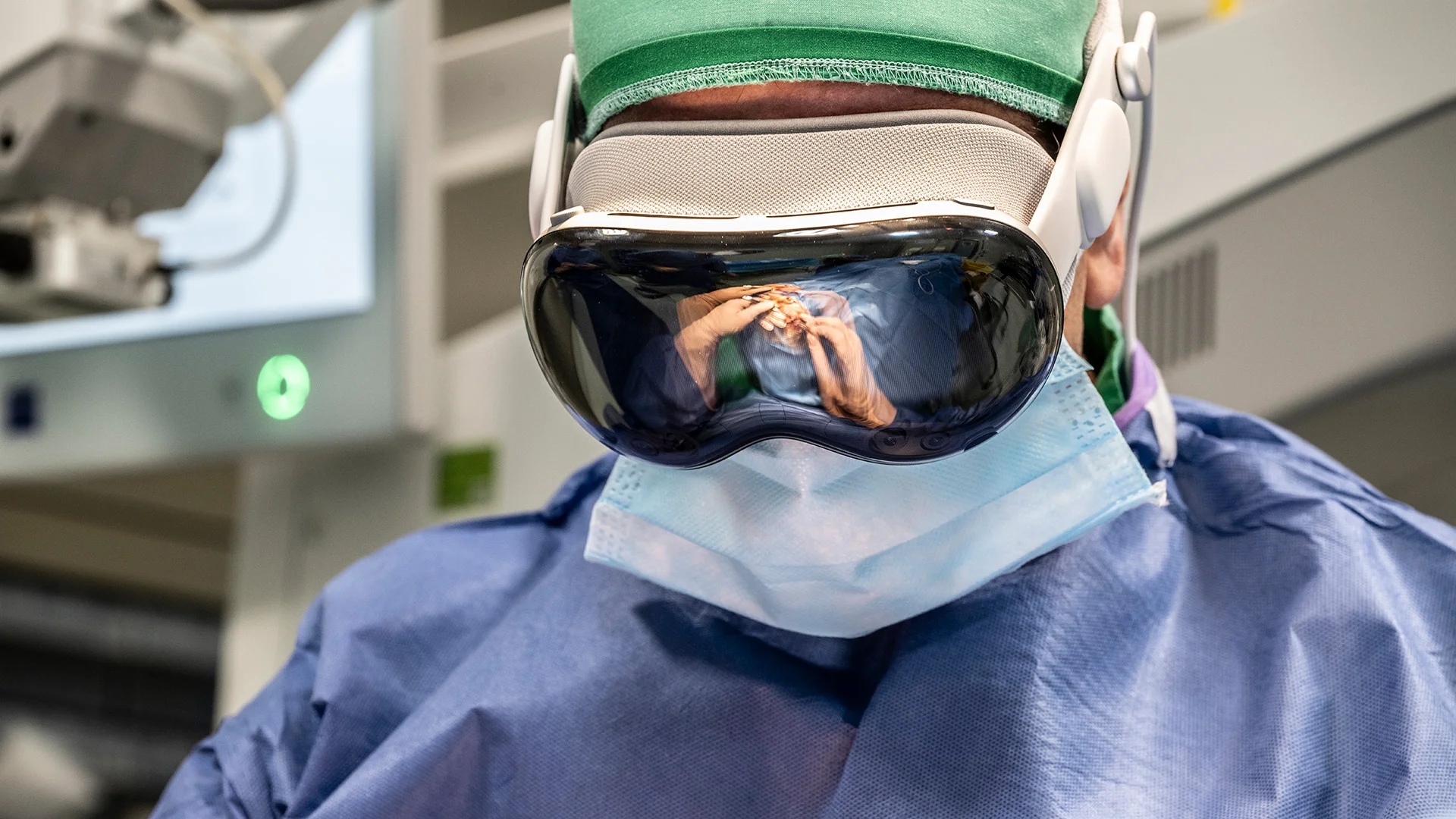 Apple Vision Pro Replaced a Standard Monitor in the Operating Room. Surgeries Finished 19 Percent Faster