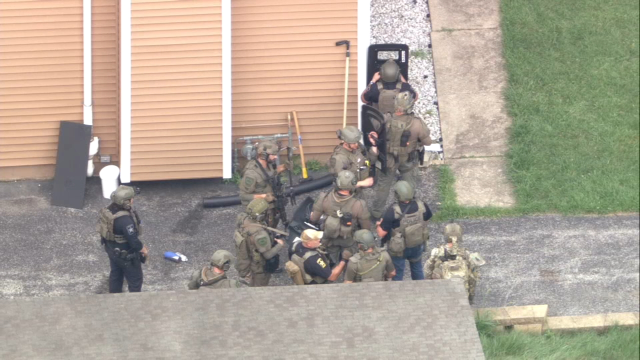 Shelter-in-place order lifted after SWAT response in McHenry, suspect hospitalized, officials say