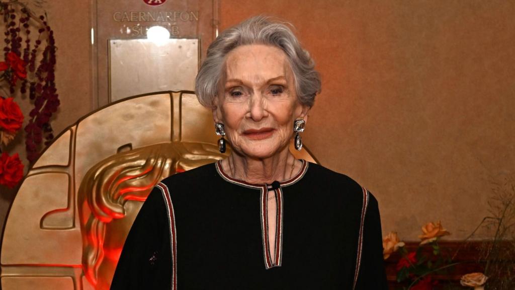 Siân Phillips am gymryd cam yn ôl o'r llwyfan yn 93 oed