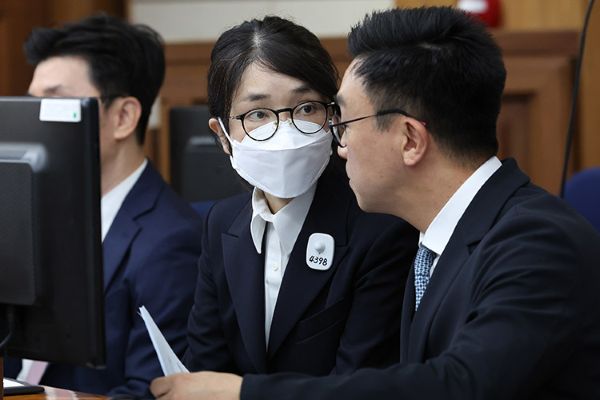 Ex-First Lady Kim Admits Receiving Luxury Bag from Wife of PPP Lawmaker
