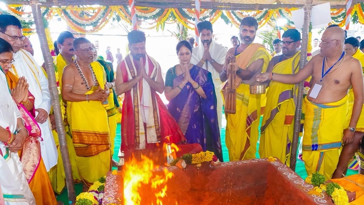 Telangana CM Revanth, Irrigation Minister Uttam perform Varuna Yagam for good inflows into Krishna and Godavari rivers