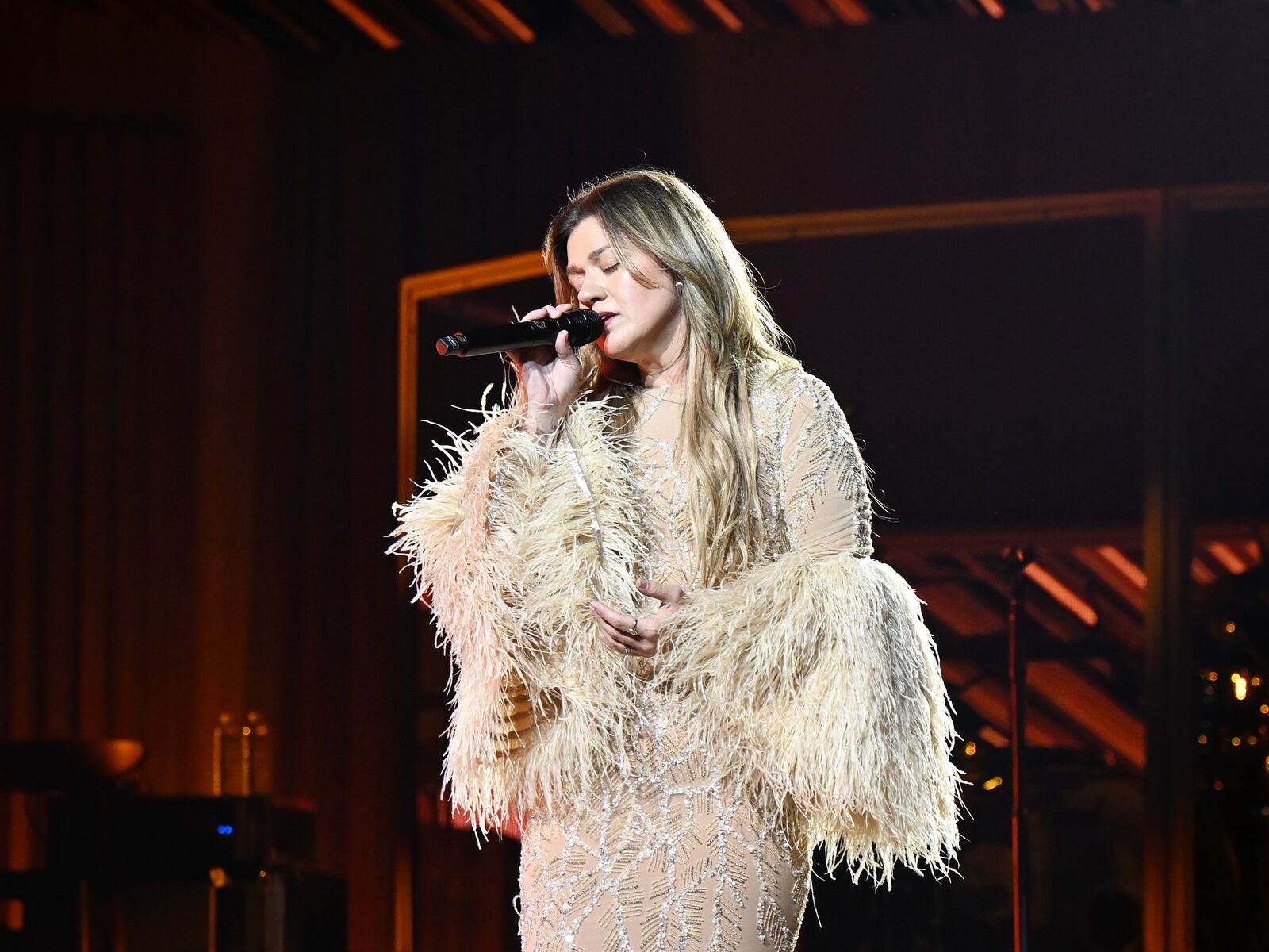 Popular singer accidentally flashes crowd: ‘Uh oh, there’s my boobs’