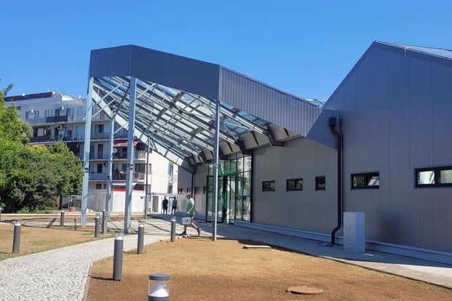 A futuristic greenhouse where plants can face tomorrow's climate