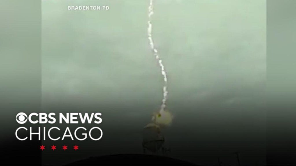 Lightning hits water tower in Bradenton, Florida