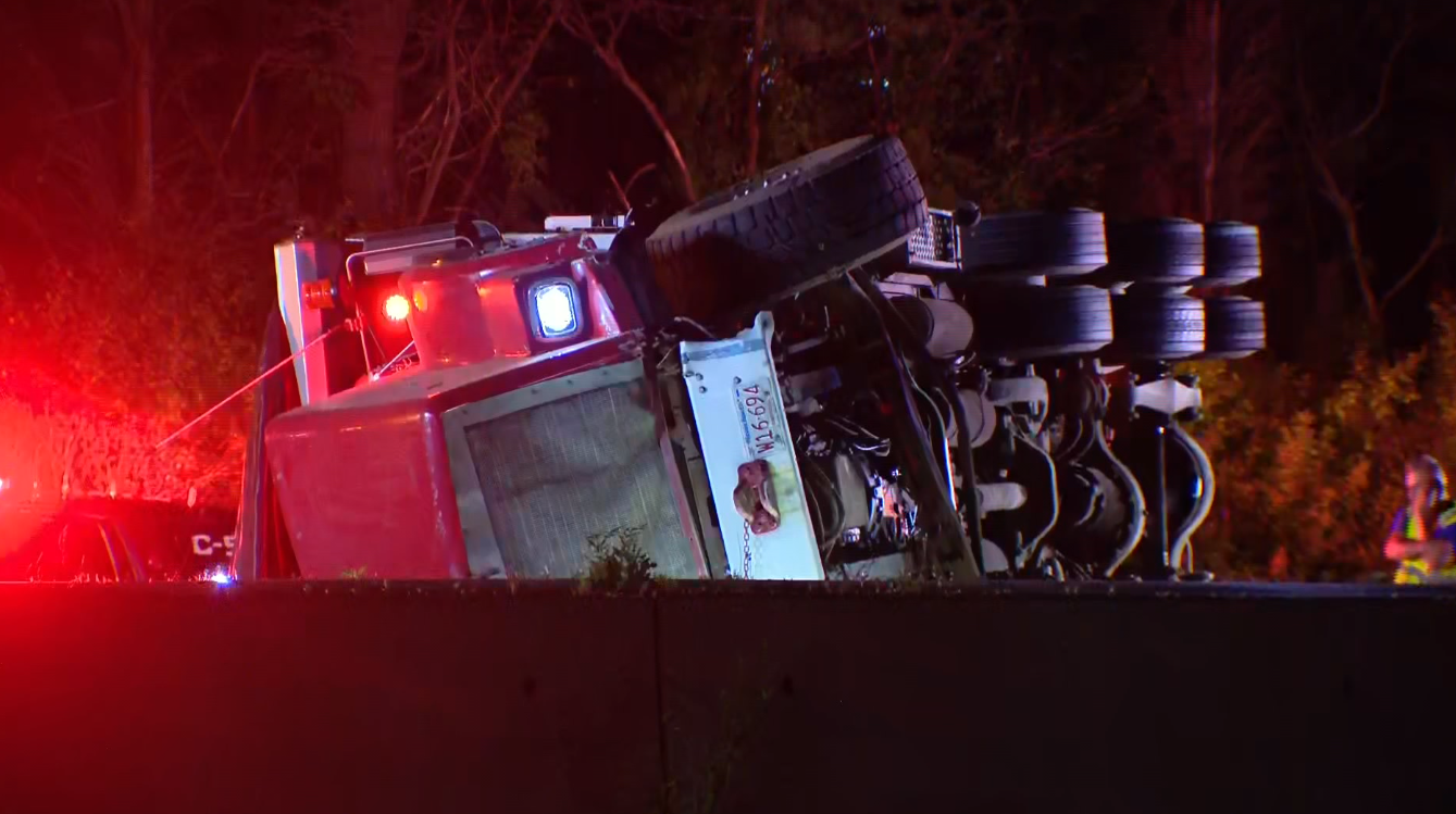 Tractor-trailer rolls over in multi-car crash on I-93, MSP says