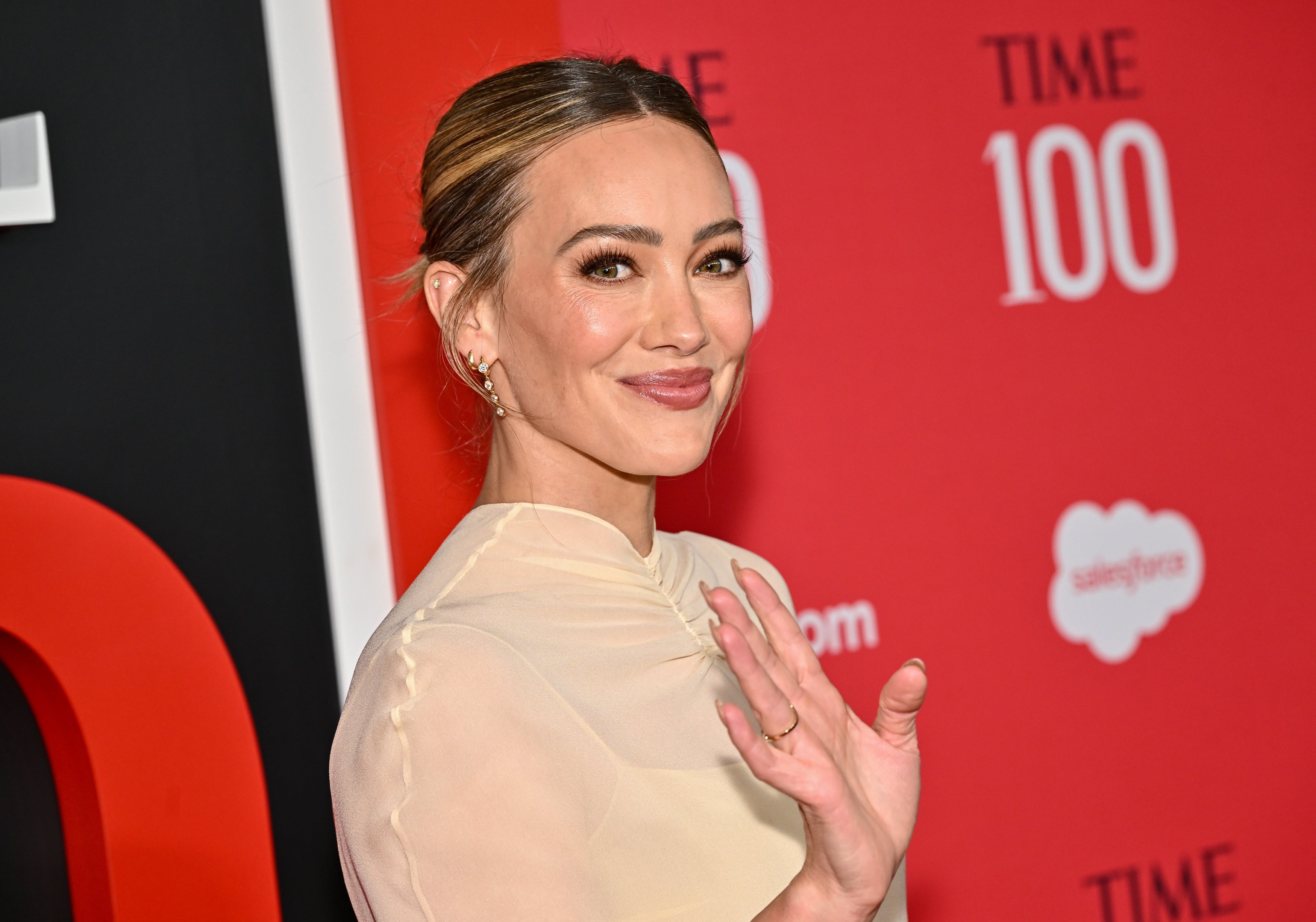 Hilary Duff ate New England clam chowder and a Dunkin’ Munchkin on stage during her Mass. concert