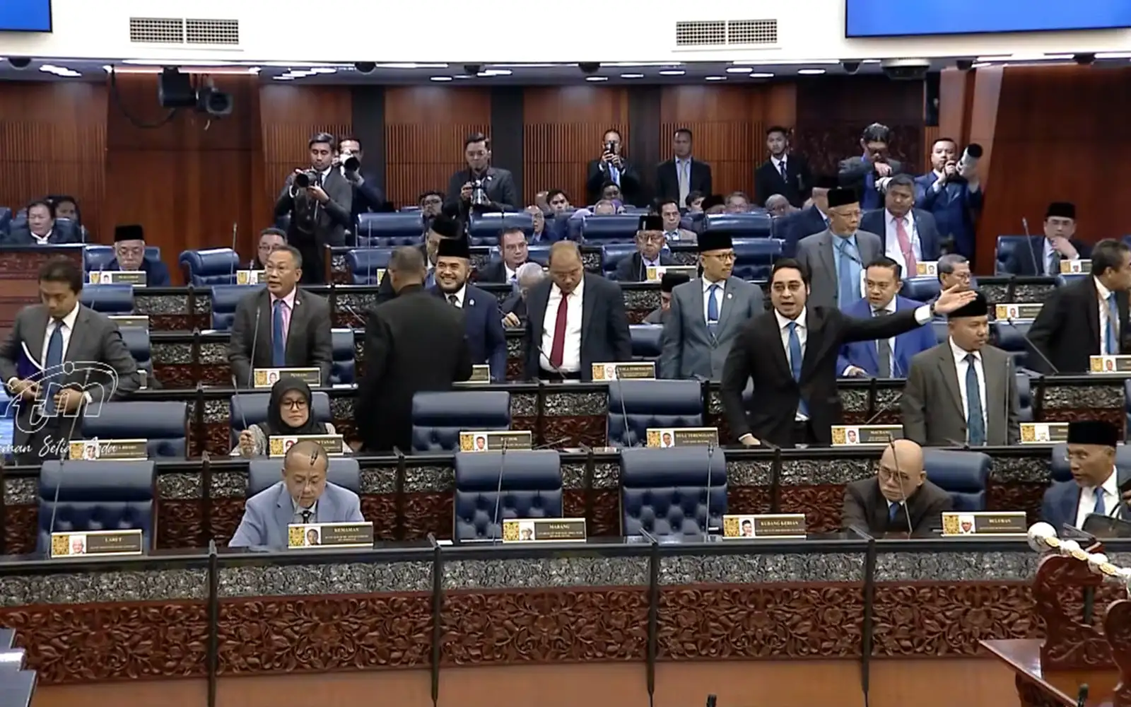 Pembangkang keluar Dewan enggan bahas RCI TH