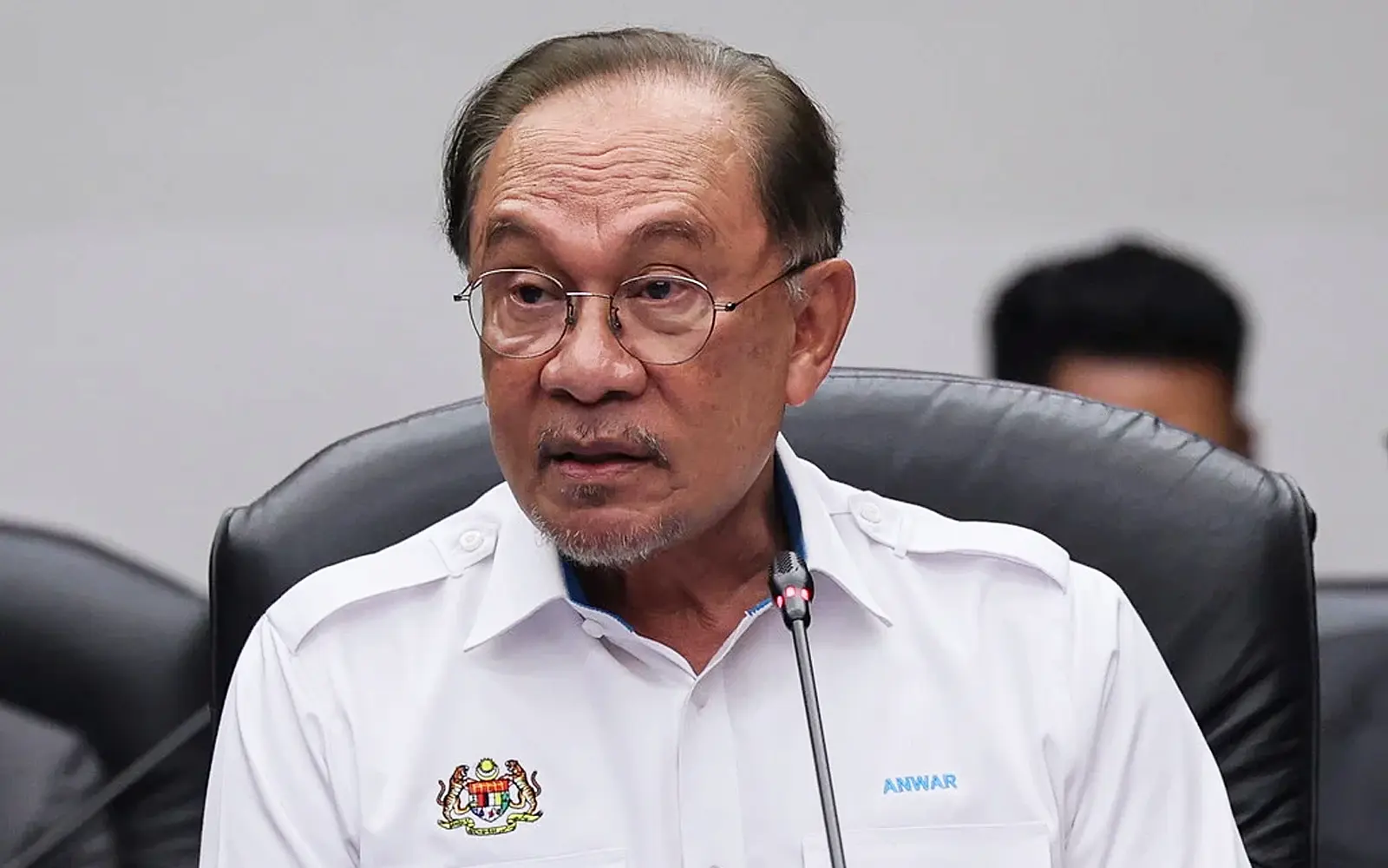 You’re meant to debate TH report, not me, Anwar tells PN