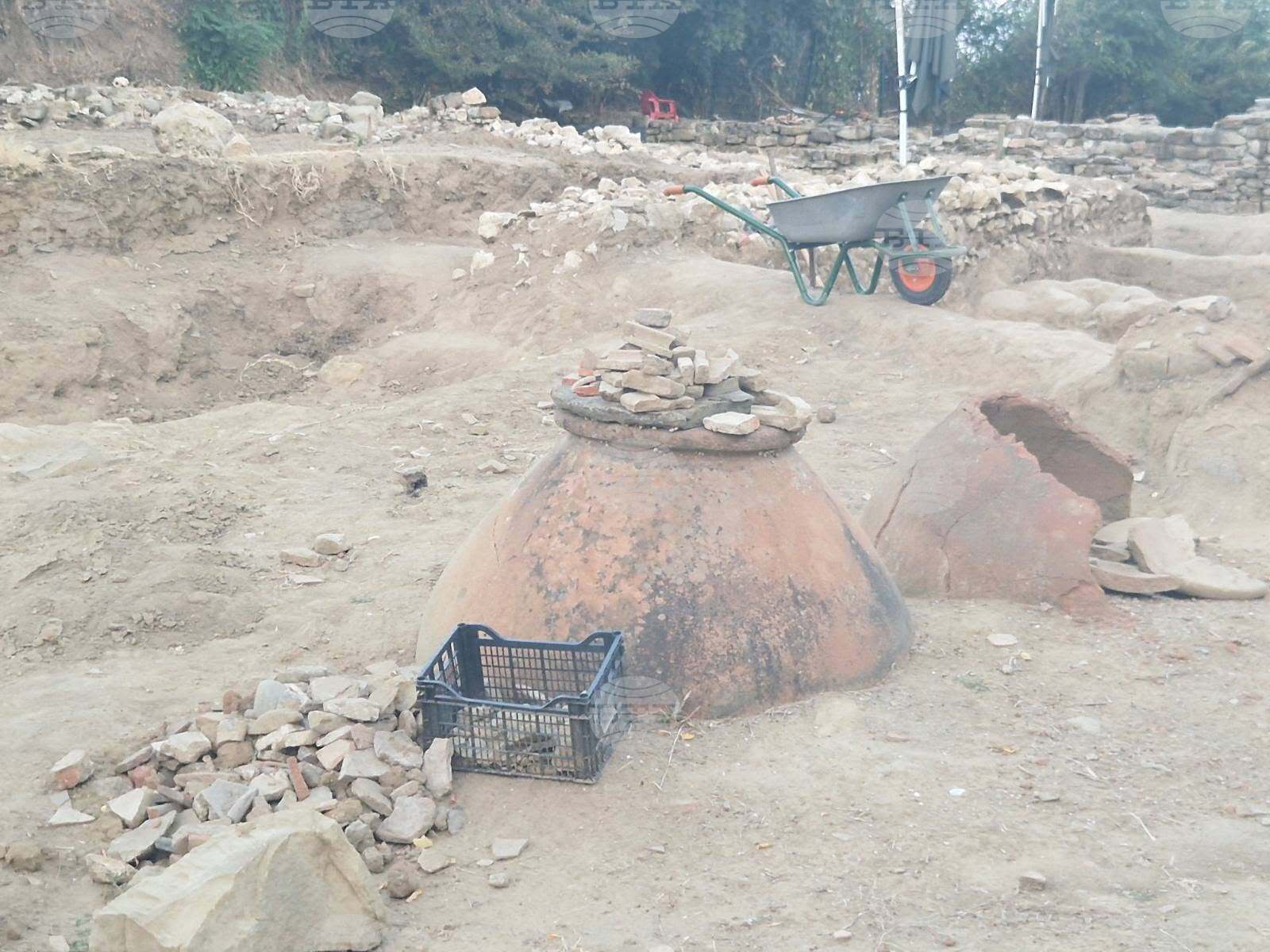 Moldovan Students Gain Hands-On Experience at Archaeological Site in Bulgaria's Byala
