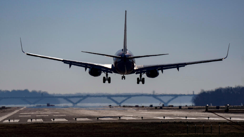 How you eat and drink can minimize jet lag
