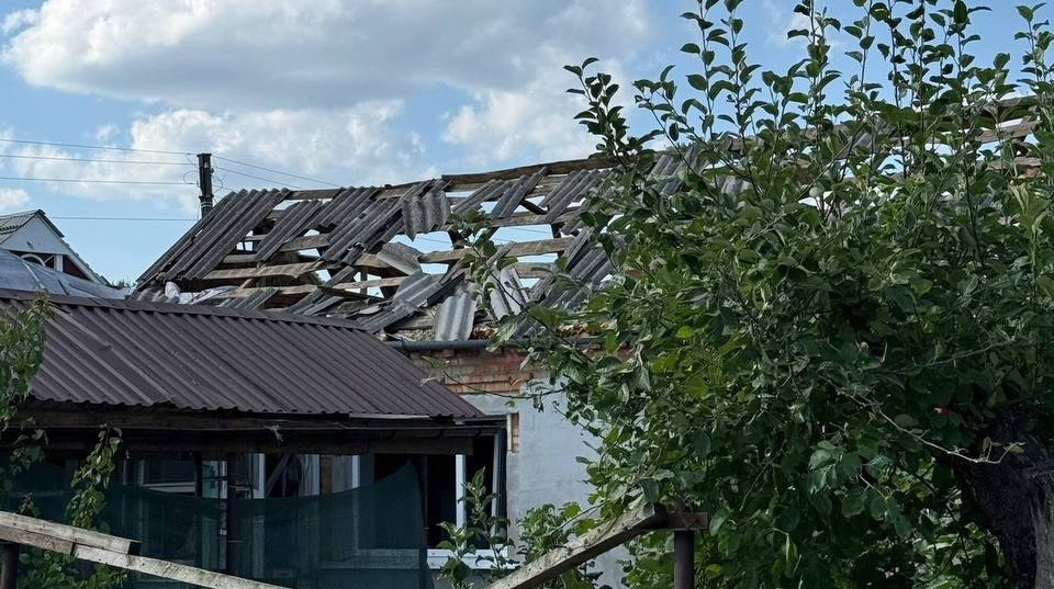 Russians drop bombs on outskirts of Sumy, killing man driving car
