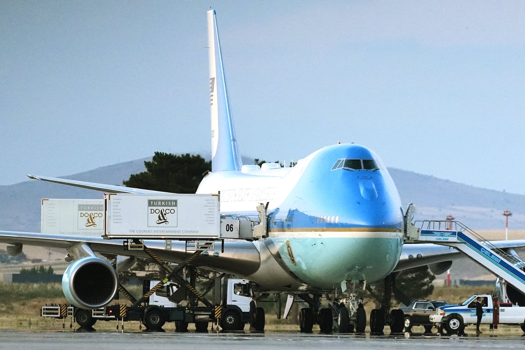 Obama podcast bro battles ex-Trump spox over controversial Air Force One report
