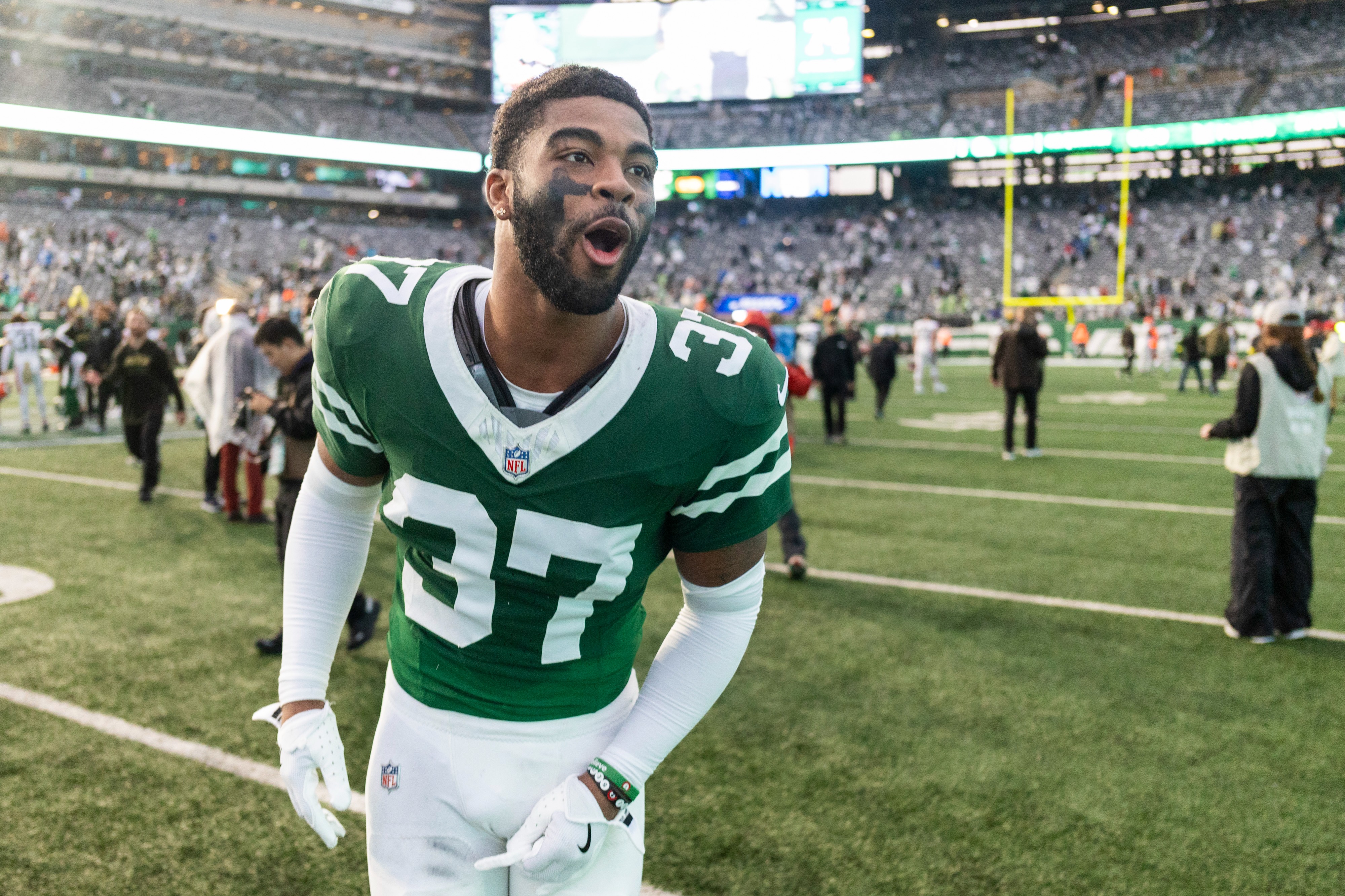 Jets’ Qwan’tez Stiggers leaves practice in ambulance in scary scene