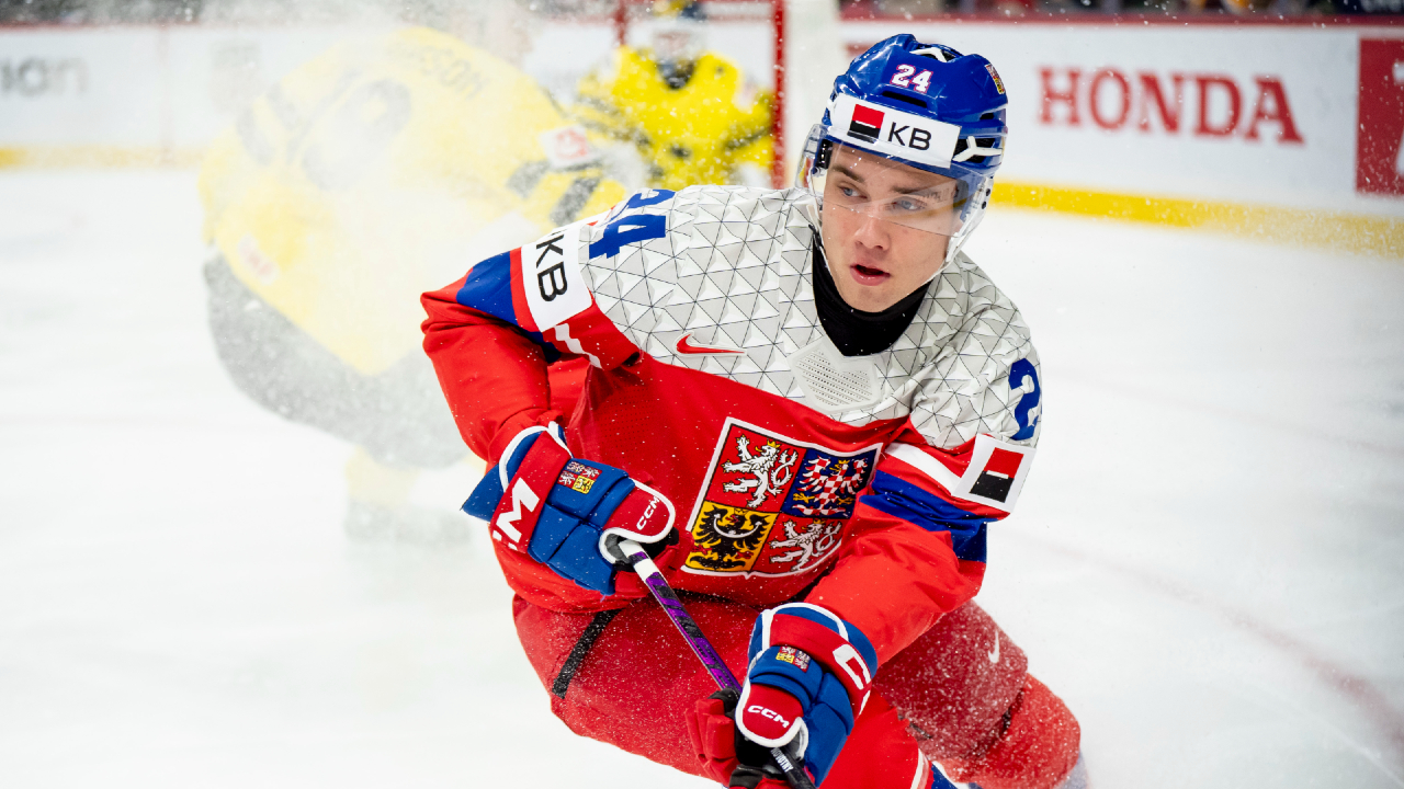 Canucks sign Adam Novotny to three-year, entry-level contract