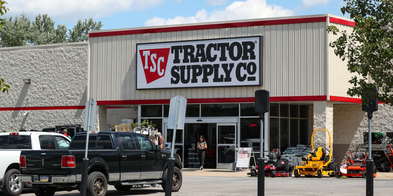 Tractor Supply Retrenches; Strong Earnings Power Stocks to New Highs
