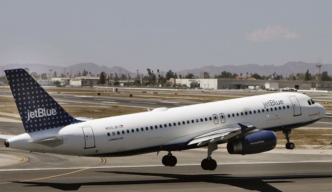 Airlines Are Interfering With ICE Arrests at Airports