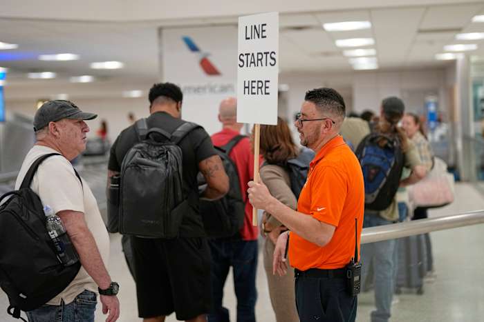 Houston airport workers set to receive pay increase, Mayor Whitmire and union leaders announce
