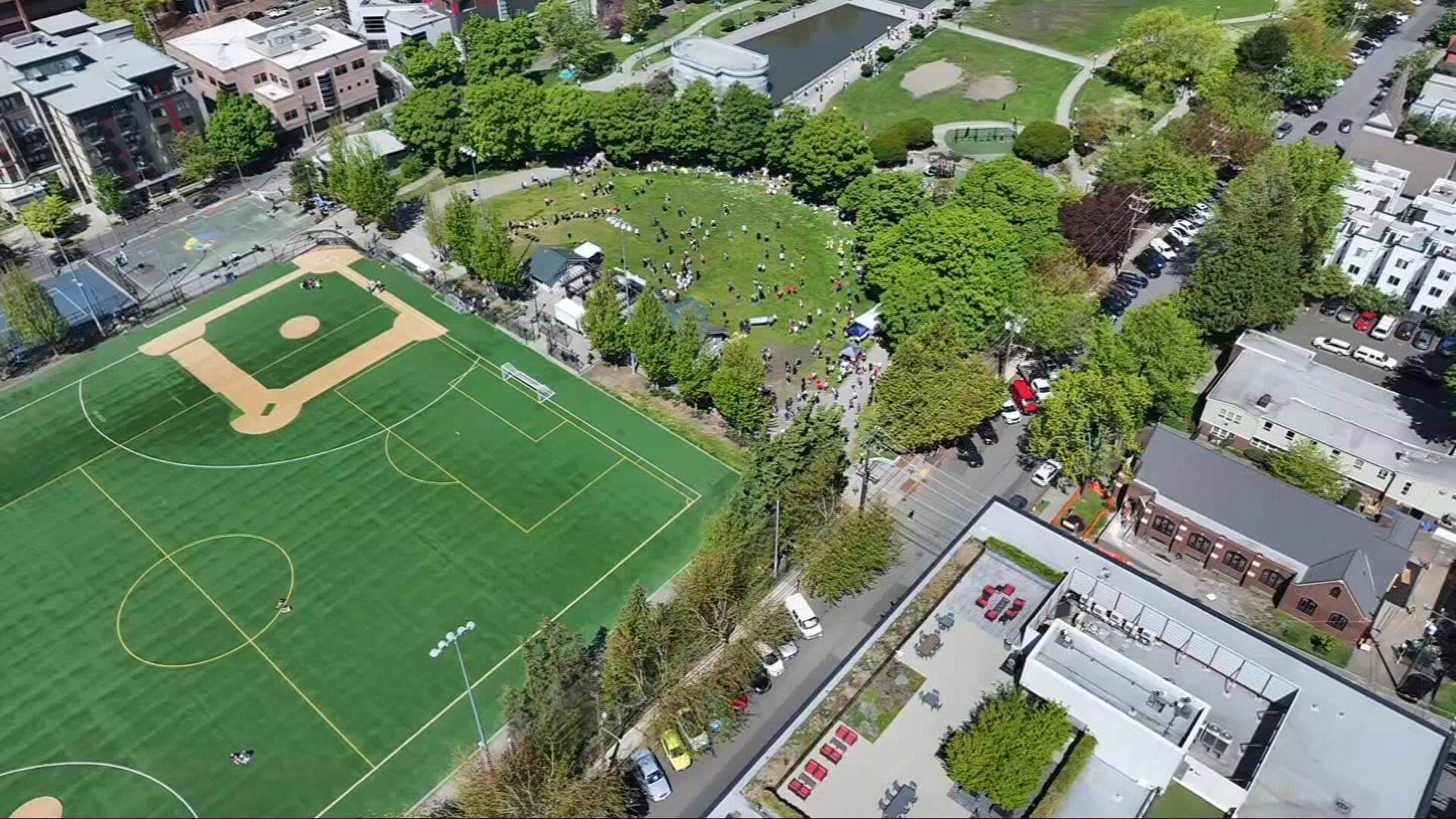 Cal Anderson Park shooting leaves man injured, suspect in custody