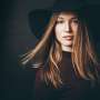 Beauty by contrast: How hair color and background color influence skin appearance