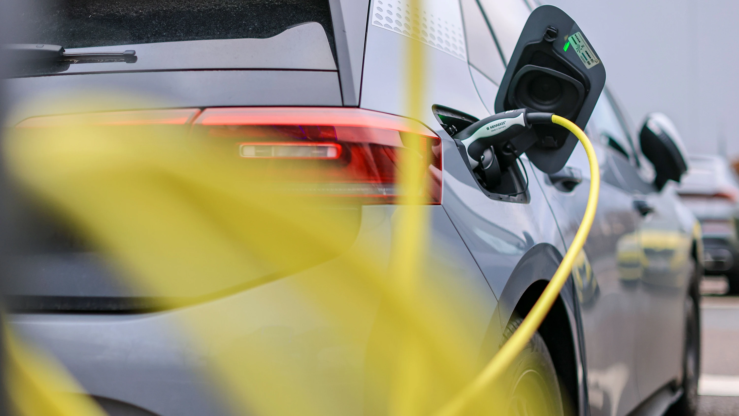 Neuzulassungen im Juli: Fast jedes dritte neue Auto fährt mit Strom