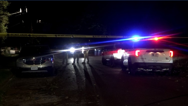 Officer injured while trying to arrest people inside a stolen vehicle