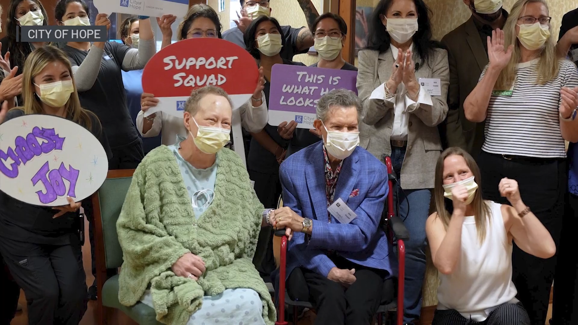 Randy Travis surprises a fan undergoing cancer treatment