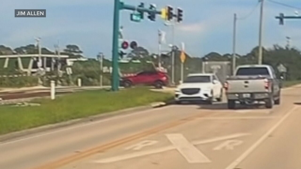 Florida man hailed as hero after saving driver trapped at railroad crossing